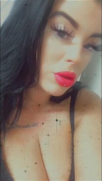 Escort Lucy with brunette hair