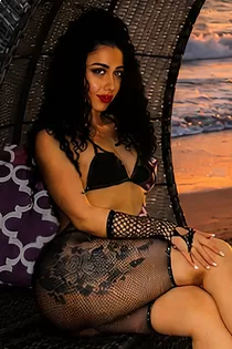 Escort Luna with brunette hair