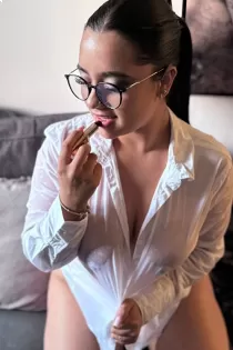 Sutton escort available in Munchen